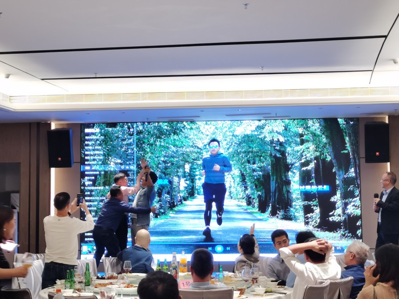 董事長唱歌.jpg 圖片關(guān)鍵詞